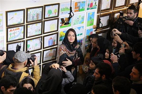 مهناز افشار و دیگر هنرمندان مشهور در افتتاح نمایشگاه نقاشی کودکان کار