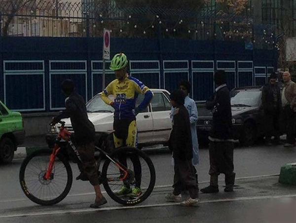 اقدام انسانی یک دوچرخه سوار با کودکان کار در خیابان