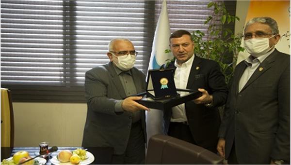 اعطای نشان ویژه بوتراب به رئیس کمیته امداد کشور