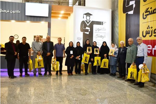 بازدید مدیران خیریه عترت بوتراب از غرفه بنیاد قلم‌چی در نمایشگاه بین‌المللی کتاب تهران