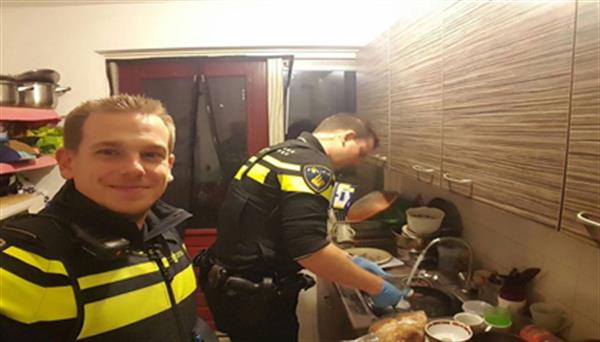 دو پلیس هلندی کار خیری فراتر از وظیفه خود انجام دادند