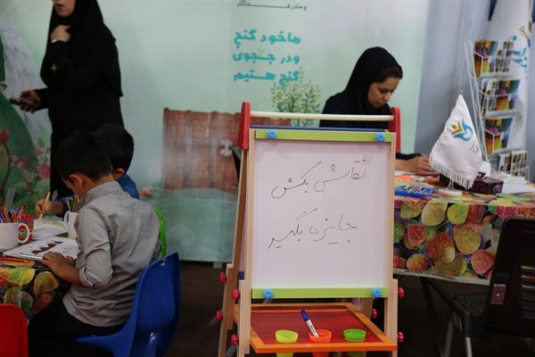 غرفه موسسه خیریه عترت بوتراب در نمایشگاه لوازم التحریر مصلی امام خمینی(ره) - شهریور96 9