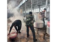 طبخ و توزیع غذا توسط موکب عترت بوتراب 2