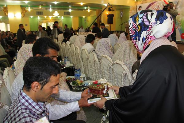 تصاویر مربوط به مراسم ازدواج 214 زوج جوان در خوی 24